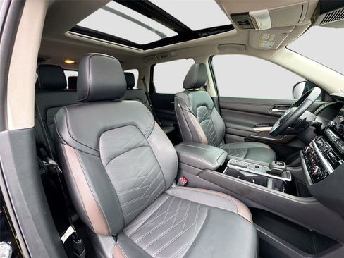 Used 2024 Nissan Pathfinder Platinum image 29