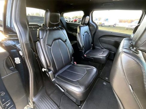 Used 2025 Chrysler Pacifica Select image 24