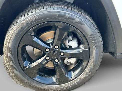 Used 2023 Jeep Grand Cherokee Limited w/ Black Appearance Package image 9