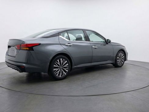 Used 2025 Nissan Altima 2.5 SV image 9