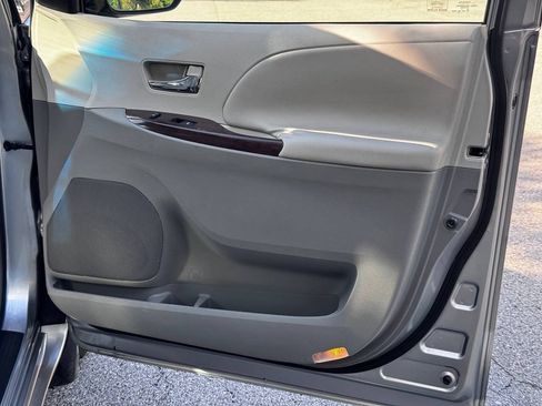 Used 2011 Toyota Sienna XLE FWD image 30