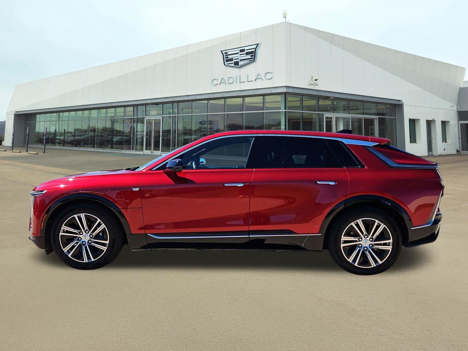 Certified 2024 Cadillac Lyriq Luxury AWD/4WD image 3