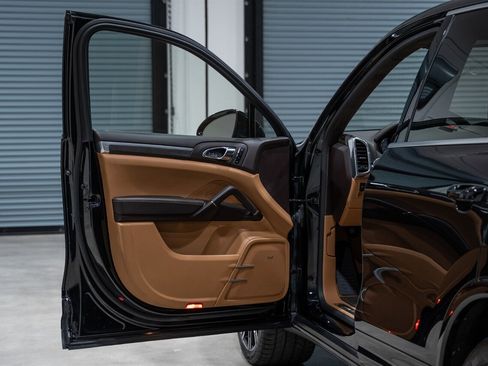 Used 2016 Porsche Cayenne Turbo S w/ Premium Package Plus image 23