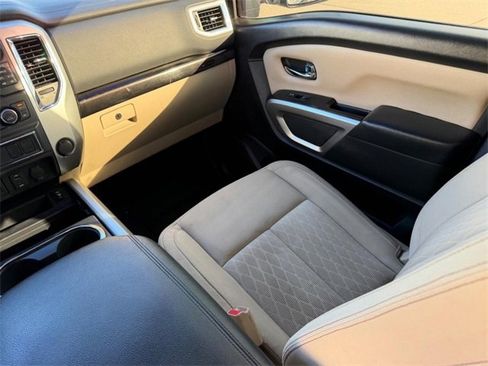 Used 2016 Nissan Titan SV image 14