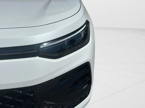 Used 2025 Volkswagen Tiguan SE R-Line image 31