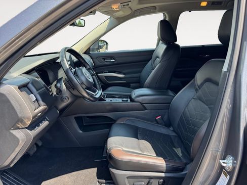 Used 2024 Nissan Pathfinder Platinum AWD/4WD image 9