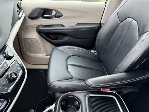 Used 2024 Chrysler Pacifica Touring-L image 14