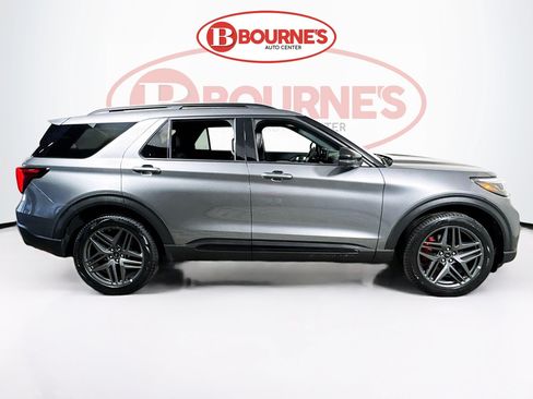 Used 2025 Ford Explorer ST-Line w/ ST-Line Street Pack AWD/4WD image 11