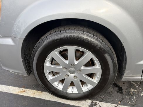 Used 2013 Chrysler Town & Country Touring image 33