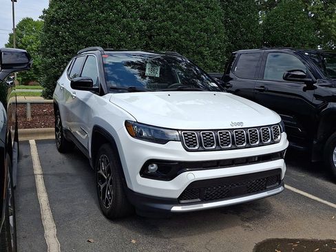 Used 2025 Jeep Compass Limited AWD/4WD image 2