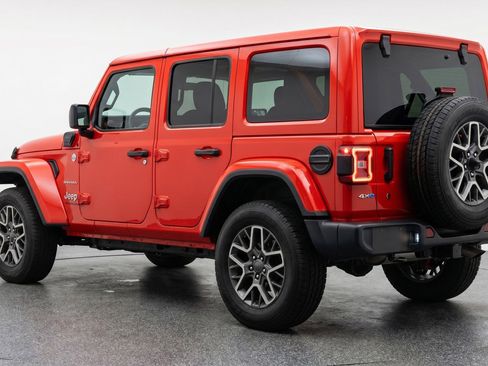 Used 2025 Jeep Wrangler Sahara image 6