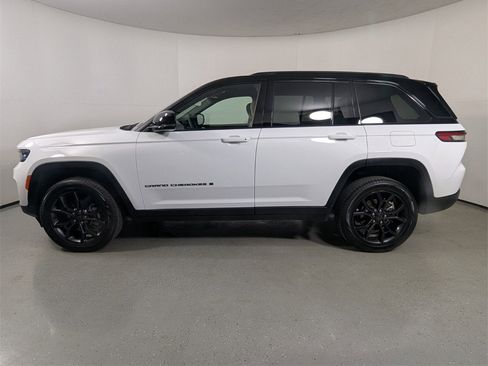 Used 2025 Jeep Grand Cherokee Limited image 4