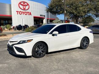 Used 2021 Toyota Camry SE video 1