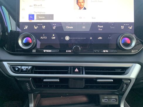 Used 2025 Lexus RX 450h AWD w/ Luxury Package image 29