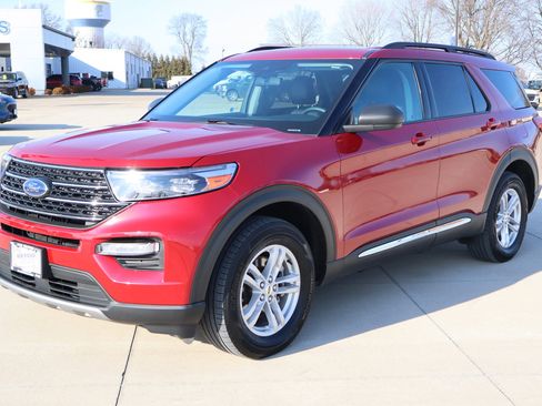 Used 2022 Ford Explorer XLT w/ Equipment Group 202A image 2