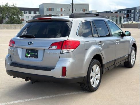 Used 2010 Subaru Outback 2.5i Limited AWD/4WD image 9