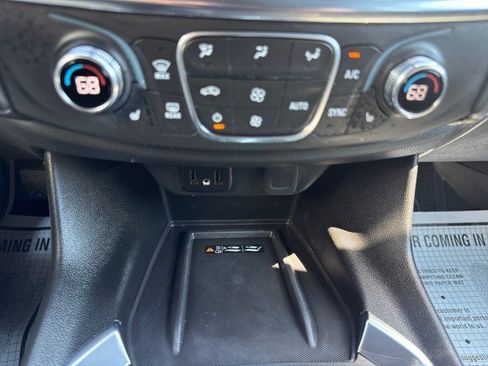 Used 2023 Chevrolet Traverse LT FWD image 21