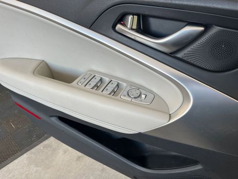 Used 2025 Genesis G70 2.5T image 20