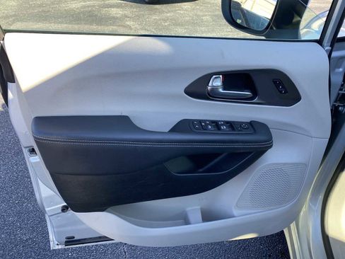 Used 2023 Chrysler Pacifica Touring-L image 28