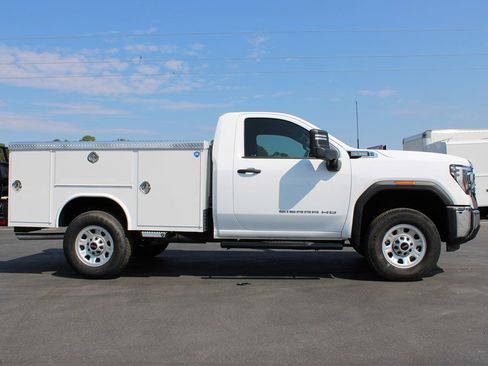 Used 2024 GMC Sierra 3500 Pro w/ Convenience Package image 7