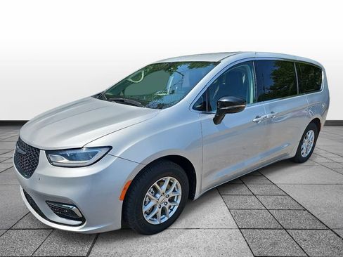 Used 2024 Chrysler Pacifica Touring-L FWD image 1