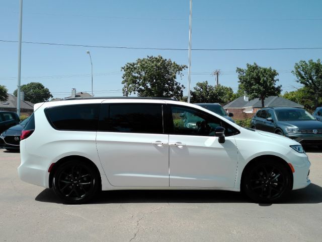 Used 2025 Chrysler Pacifica Limited FWD image 5