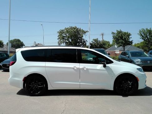 Used 2025 Chrysler Pacifica Limited FWD image 5