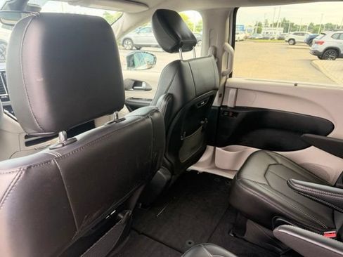 Used 2024 Chrysler Pacifica Touring-L FWD image 9