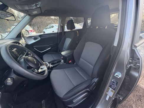 Used 2025 Kia Soul LX w/ LX Technology Package image 34