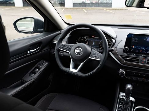 Used 2024 Nissan Altima 2.5 SV FWD image 9