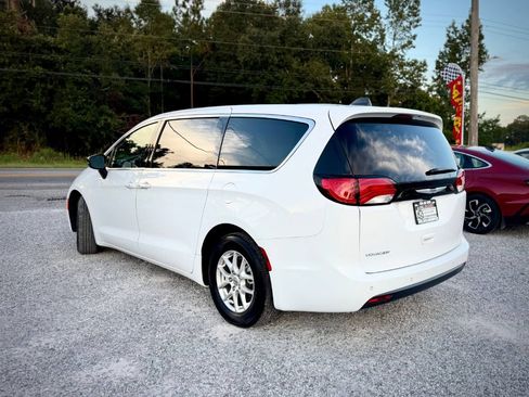 Used 2025 Chrysler Voyager LX FWD image 2