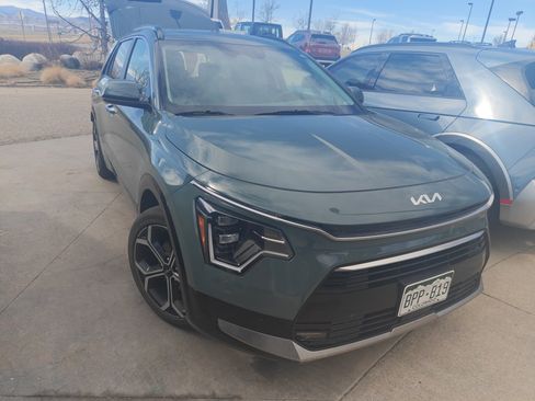 Used 2023 Kia Niro SX Touring image 2