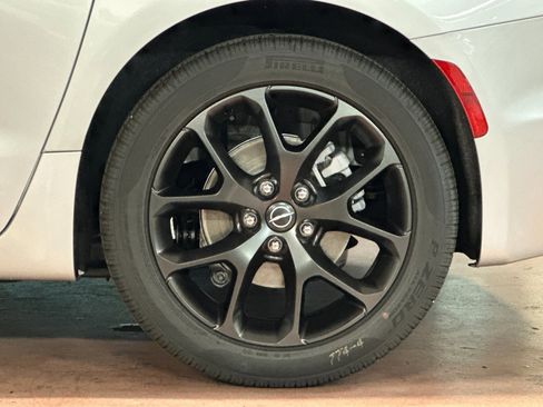 New 2026 Chrysler Pacifica Limited w/ Uconnect Theater Family Group image 27