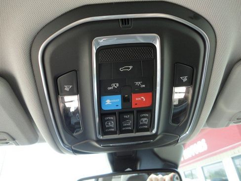 Used 2022 Jeep Grand Cherokee Limited image 8