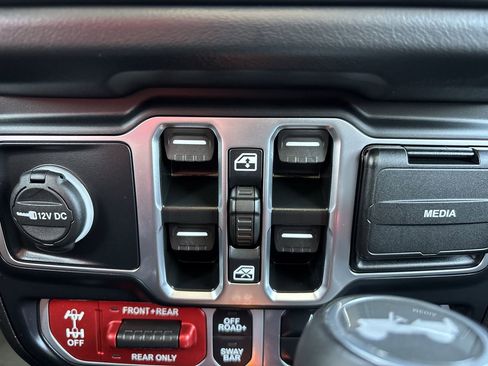 Used 2025 Jeep Wrangler Unlimited Rubicon image 16