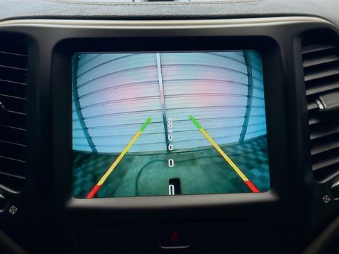 Used 2017 Jeep Cherokee Limited image 16