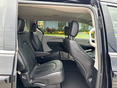 Used 2019 Chrysler Pacifica Touring-L FWD image 14