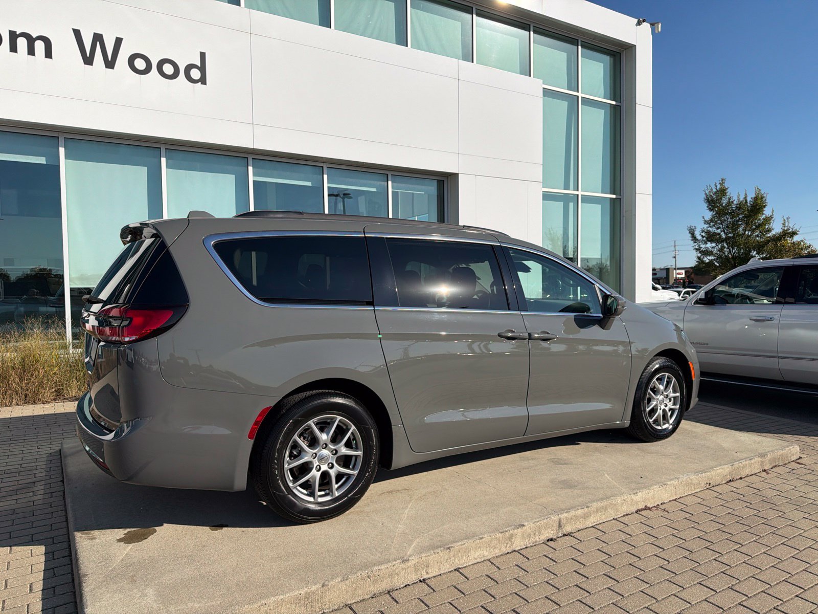 Used 2021 Chrysler Pacifica Touring w/ Cold Weather Group FWD image 50