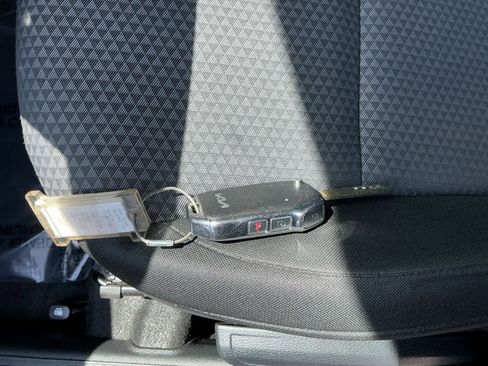 Used 2025 Kia Soul LX w/ LX Technology Package FWD image 18