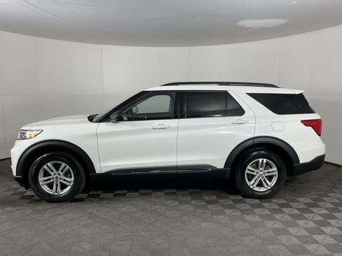 Used 2023 Ford Explorer XLT w/ Equipment Group 202A image 3