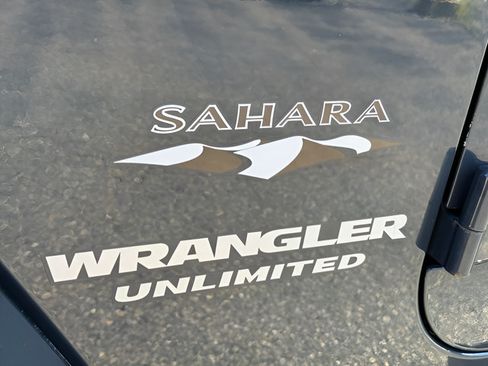 Used 2017 Jeep Wrangler Unlimited Sahara w/ Dual Top Group AWD/4WD image 15