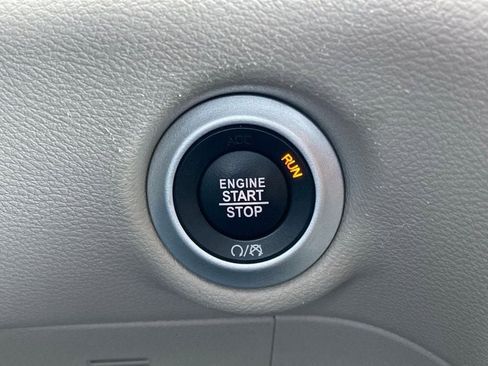 Used 2024 Chrysler Pacifica Touring-L image 19