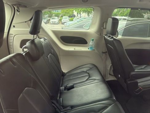 Used 2023 Chrysler Pacifica Touring-L FWD image 7