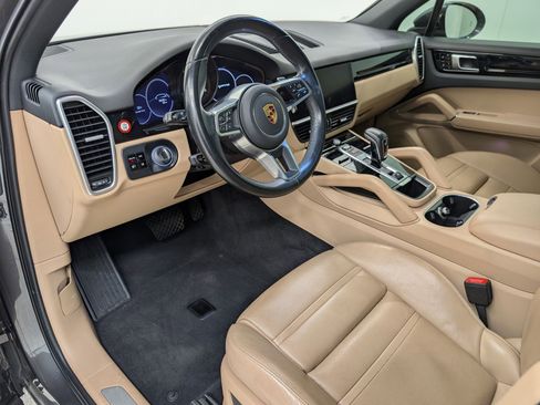 Used 2021 Porsche Cayenne image 4