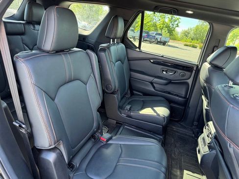 Used 2025 Honda Pilot TrailSport image 15