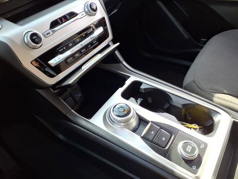 Used 2022 Ford Explorer XLT image 17