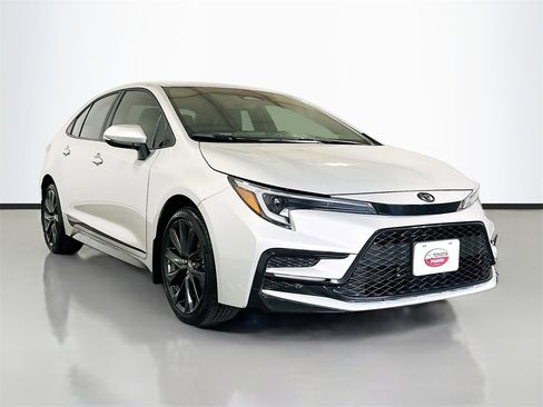 Used 2023 Toyota Corolla SE image 3