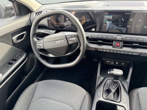 New 2025 Kia K4 LX image 12