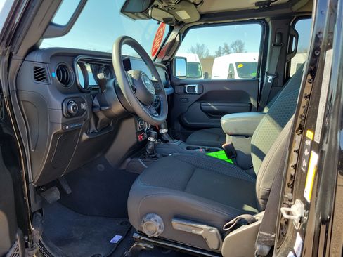 Used 2025 Jeep Wrangler Unlimited Rubicon 4xe w/ Convenience Group image 7