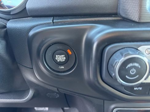 Used 2018 Jeep Wrangler Unlimited Sahara image 21